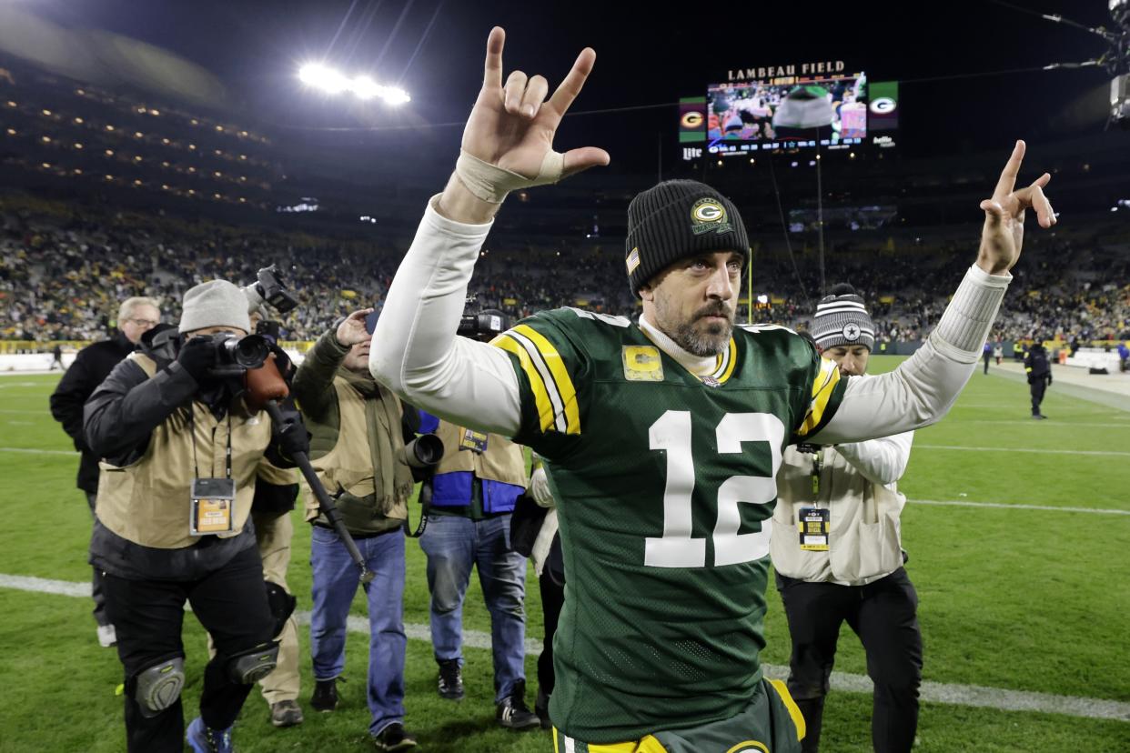 Aaron Rodgers (12), quarterback de los Packers de Green Bay, celebra mientras camina rumbo al vestidor, la victoria de su equipo en tiempo extra por 31-28 sobre los Cowboys de Dallas, el domingo 13 de noviembre de 2022, en Green Bay, Wis. (AP Foto/Mike Roemer)