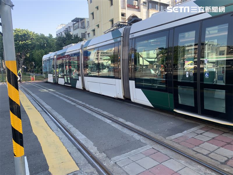 輕軌又出「撞」況，單車伯「側面撞擊」第二節車廂。（圖／翻攝畫面）