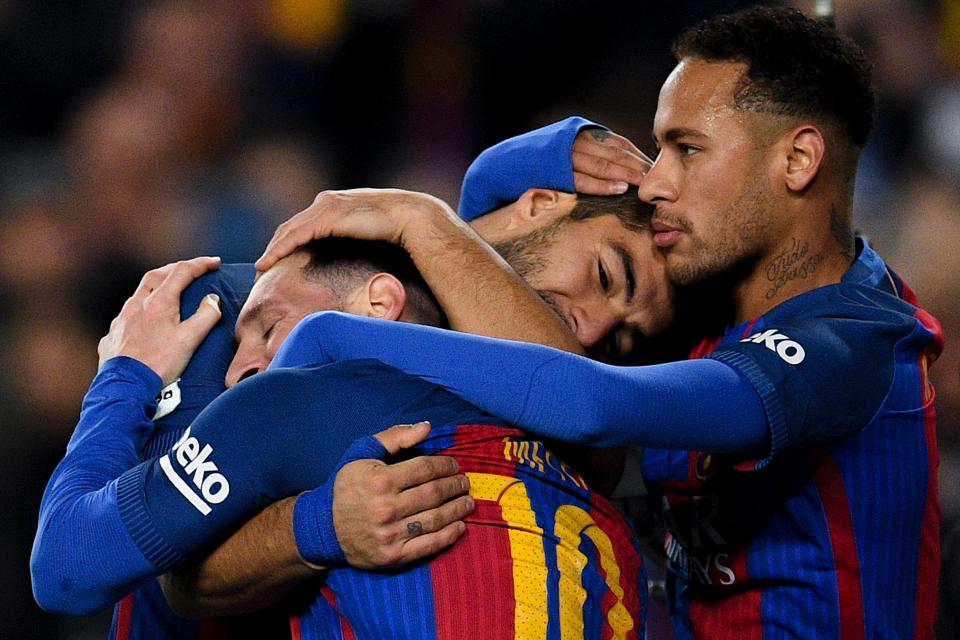 Lionel Messi, Luis Suárez y Neymar Jr. celebran un gol de su equipo Barcelona. (Foto: David Ramos/Getty Images)
