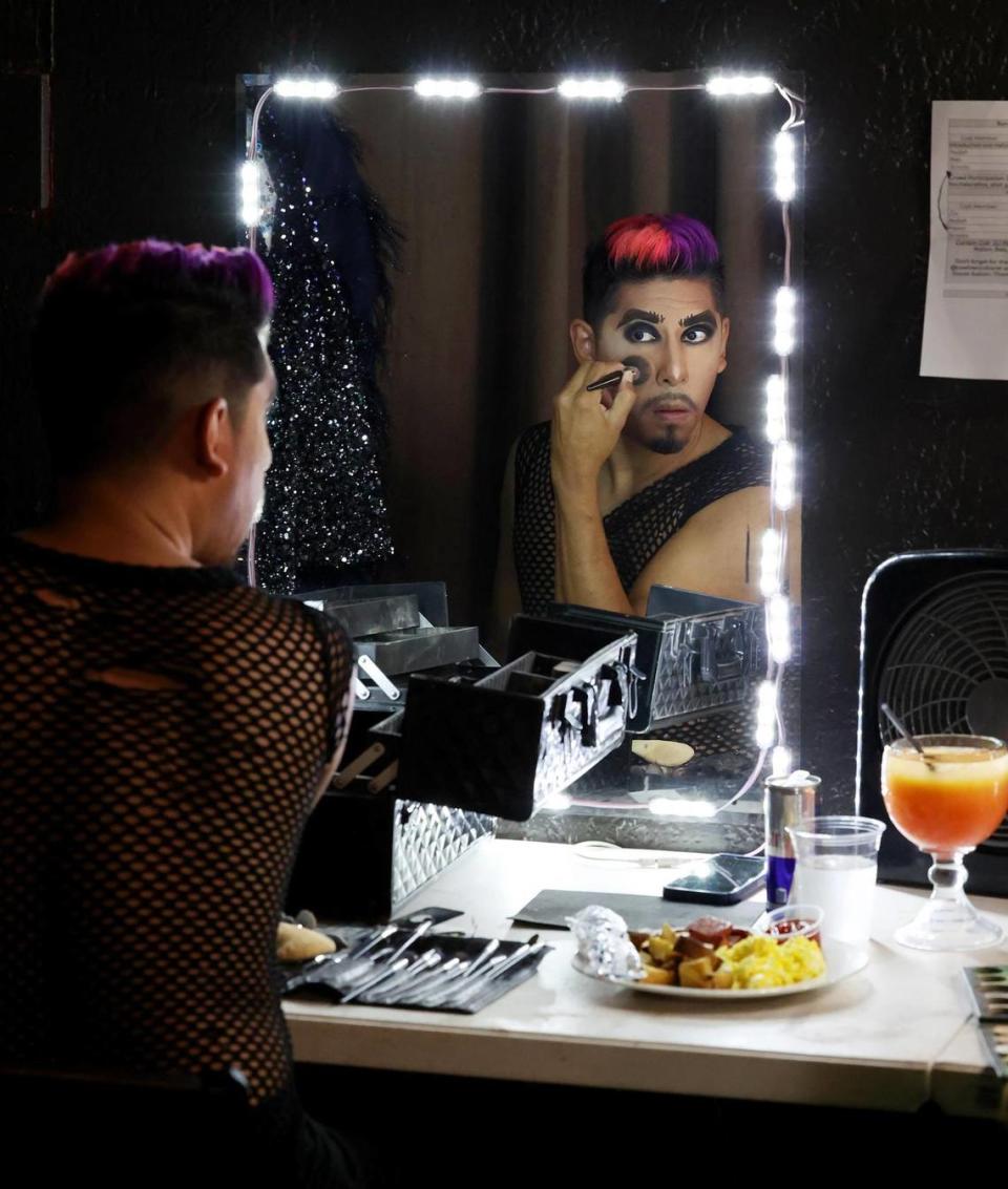 Patrick Mikyles se maquilla mientras se prepara para su espectáculo drag interactivo, Drag With Me Brunch, en Red Goose Saloon, en el centro de Fort Worth, el sábado 3 de junio de 2023.