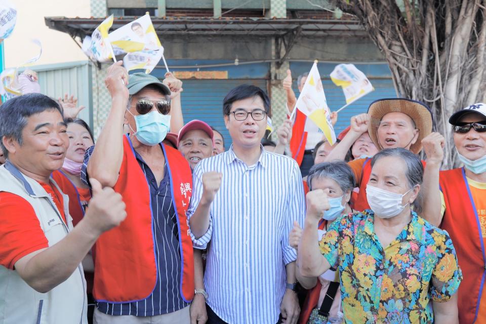 陳其邁(中)持續掃街拜票。   圖：陳其邁競辦/提供