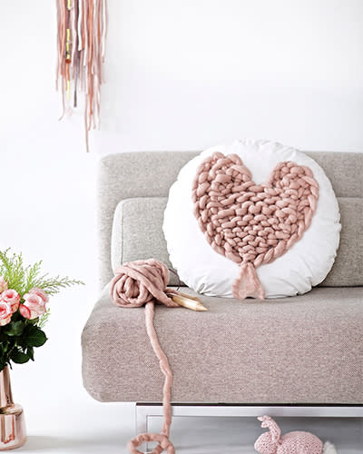 Corazones y conejos. El secreto para decorar con lana está en los detalles. Ubica cojines con tejidos románticos y animalitos delicados en mesas y sillas, como se muestra en el blog Lebenslustiger. - Foto: lebenslustiger.com