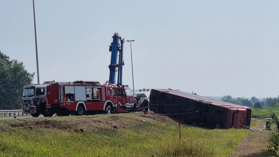 Rettungskräfte sind an der Stelle eines Busunfalls in der Nähe von Slavonski Brod im Einsatz.