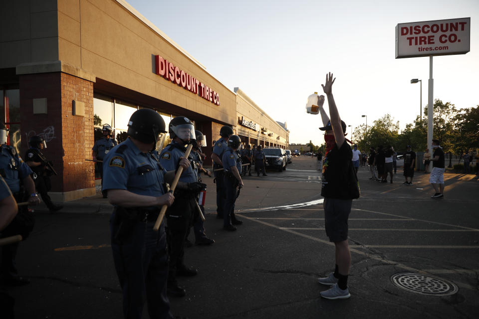 Manifestantes se reúnen el jueves 28 de mayo de 2020 en St. Paul, Minnesota, para protestar contra la muerte de George Floyd, un hombre de raza negra que falleció a manos de la policía. (AP Foto/John Minchillo)