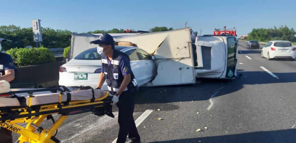 白色特斯拉直接衝破貨車車體，半個車身直接插入。（圖／東森新聞）