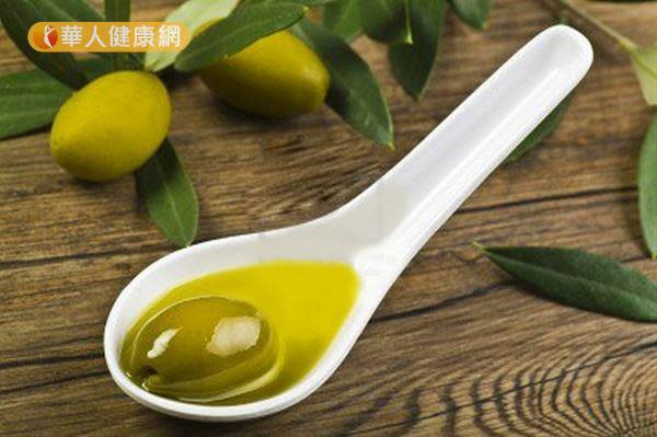橄欖油含單元不飽和脂肪酸，有助於血管的暢通，防止認知能力衰退。