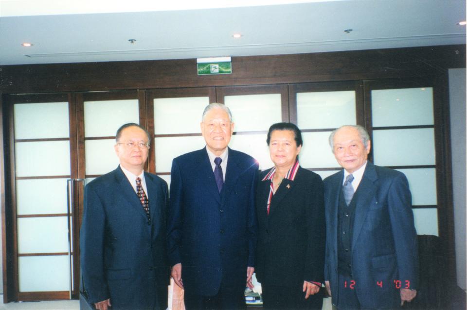 2004 年 5 月，筆者與楊醫師拜訪前總統李登輝在淡水的辦公室，並與李總統合影。左起：盧主義、李登輝、翁進治、楊東傑。圖／盧主義提供