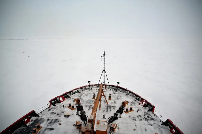 Coast Guard icebreaker Healy sails through Arctic ice