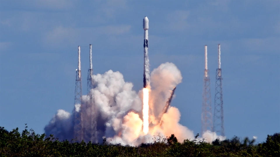 A Falcon 9 carrying 40 OneWeb internet satellite thunders away from Cape Canaveral to kick off SpaceX's 16th flight so far this year. / Credit: William Harwood/CBS News
