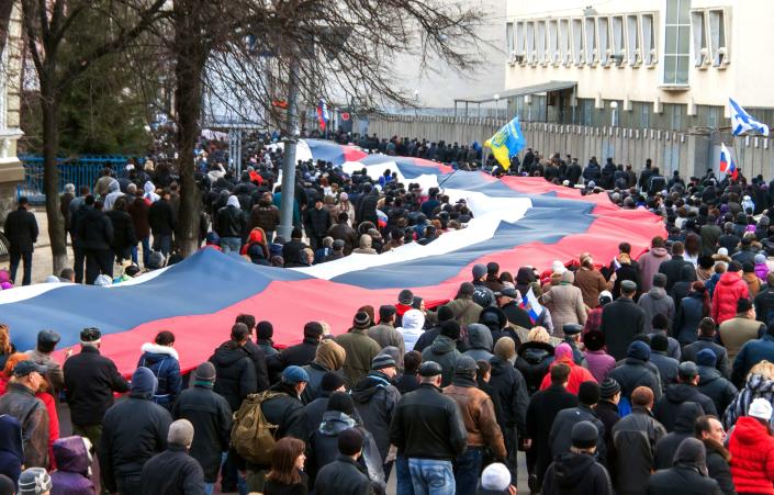 Pro-Russian supporters carry a huge Russian flag during a rally in Kharkiv, eastern Ukraine, some 40 km from the Russian frontier, on March 16, 2014. 6,000 protesters held a &quot;meeting-referendum&quot; to ask for more independence and reclaim the &quot;sovereignty&quot; of the Russian language, on the day Crimea voted to join Russian rule and break away from Ukraine.
