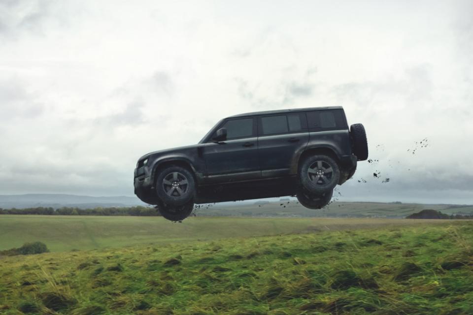 007-land-rover-defender