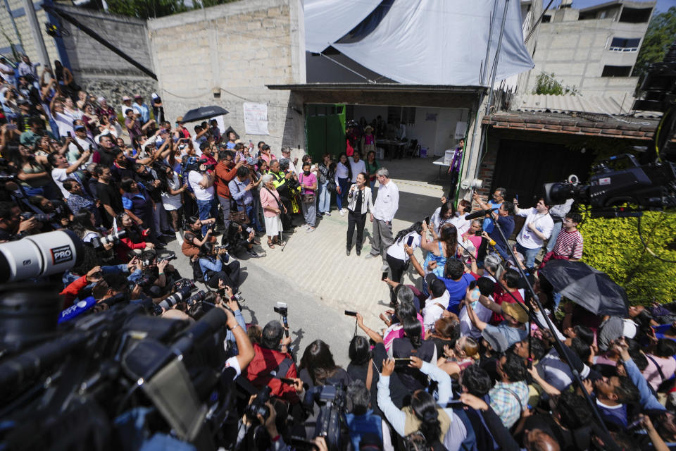 La candidata presidencial del partido gobernante, Claudia Sheinbaum, habla con periodistas después de votar en las elecciones generales en la Ciudad de México, el domingo 2 de junio de 2024. (AP Foto/Matías Delacroix)