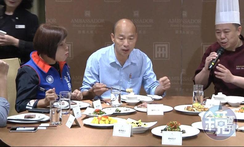 準市長韓國瑜相當專注聽主廚介紹每道菜的特色。