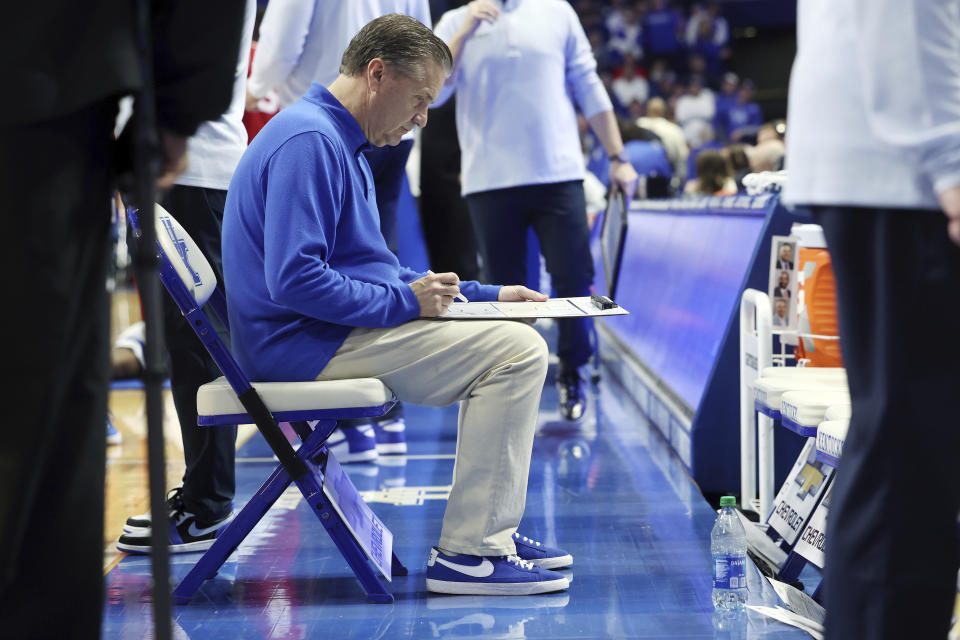 Kentucky head coach John Calipari draws up a play before the second half of an NCAA college basketball game against Louisville in Lexington, Ky., Saturday, Dec. 31, 2022. Kentucky won 86-63. (AP Photo/James Crisp)