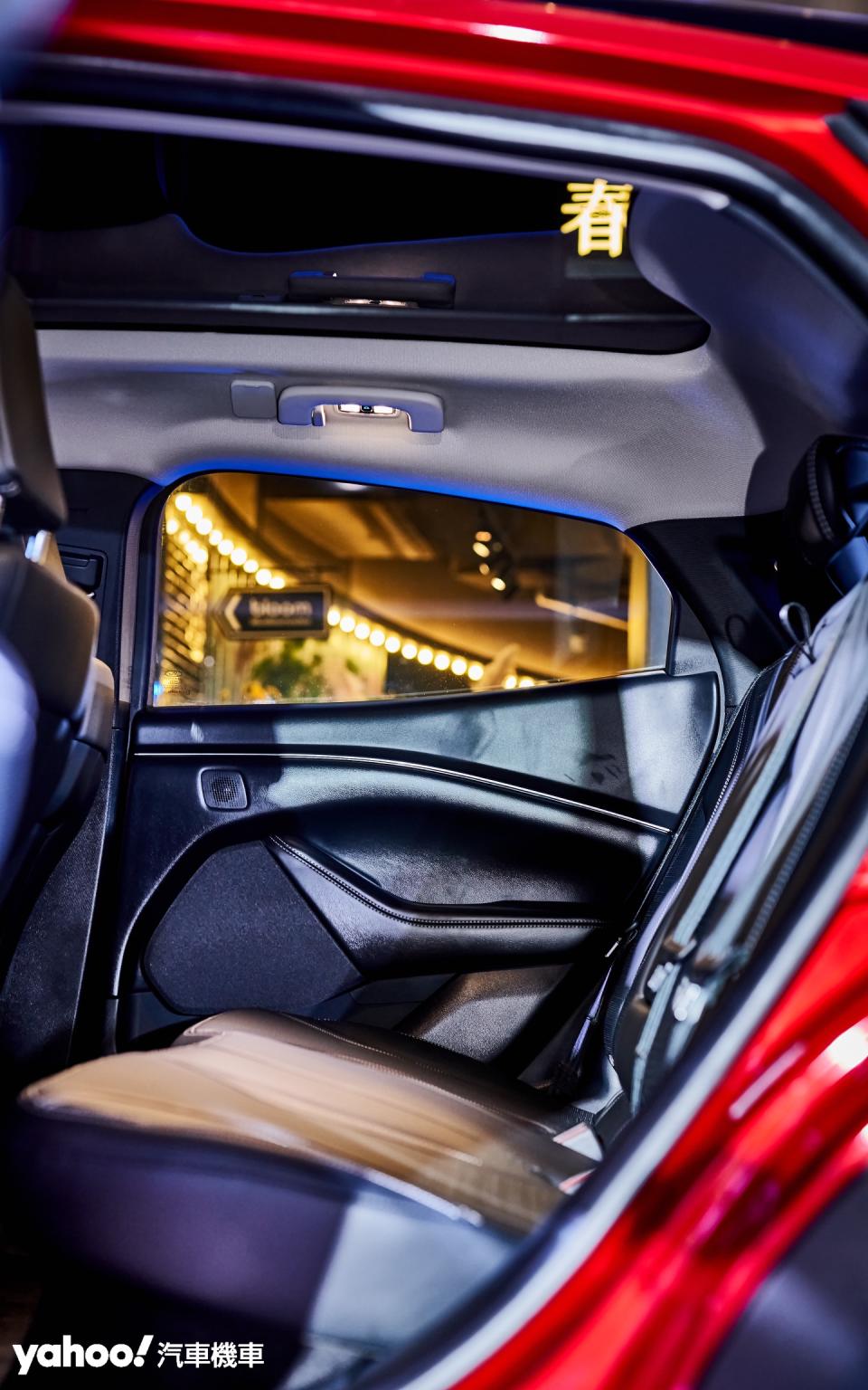 開闊舒適的後排座椅也是轉為SUV車型後的Mustang Mach-E相當重要的特點。