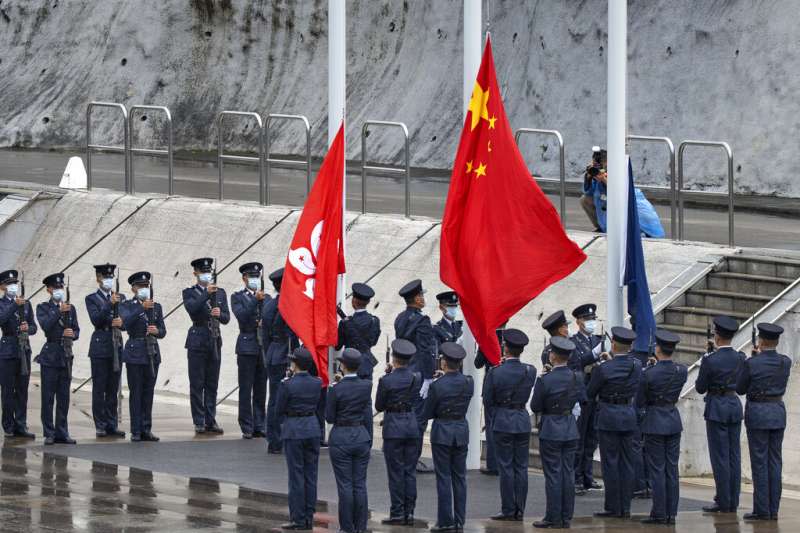 香港警察在「全民國家安全教育日」盛大舉行升旗典禮。（美聯社）