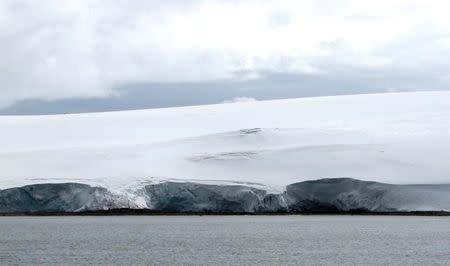 Se observan grietas en el glaciar Fourcade cerca de la Base Carlini de Argentina en la Antártida, foto tomada el 12 de enero de 2017. REUTERS/Nicolas Misculin