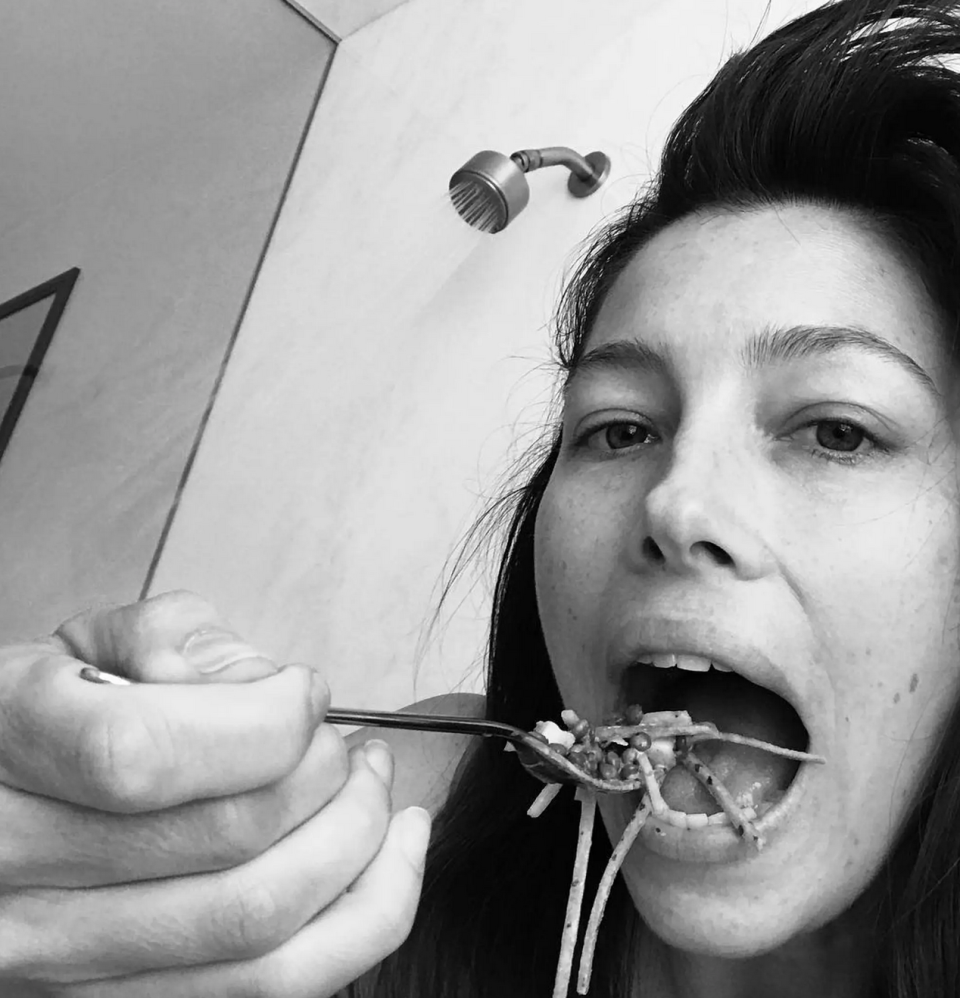 Jessica Biel aime manger sous la douche 