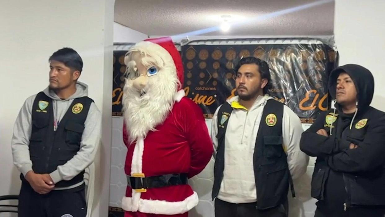 Ces agents de police péruviens, dont l’un était déguisé en Père Noël, ont réussi à saisir des centaines de paquets de crack et de marijuana.
