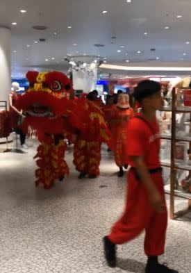 泰國百貨公司出現舞龍舞獅。（圖／翻攝自微博）
