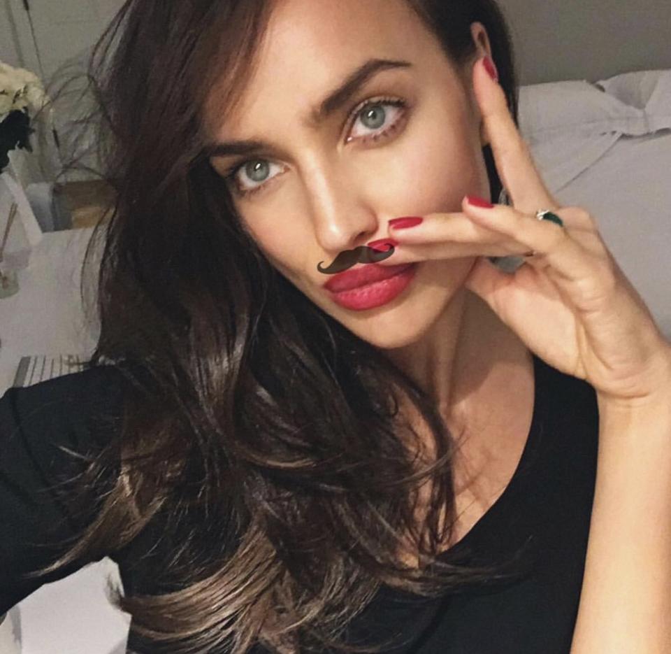 <p>Model Irina Shayk liebt es auf Instagram Selfies zu teilen. Im November unterstützte sie mit diesem “Mustache” Selfie auf Instagram die Aktion “Movember”, mit der auf Männerkrankheiten aufmerksam gemacht werden soll. </p>