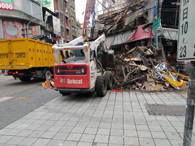 ▲環保局出動清運機具及車輛，清除道路上災後廢棄物(圖／環保局提供2020.12.6)