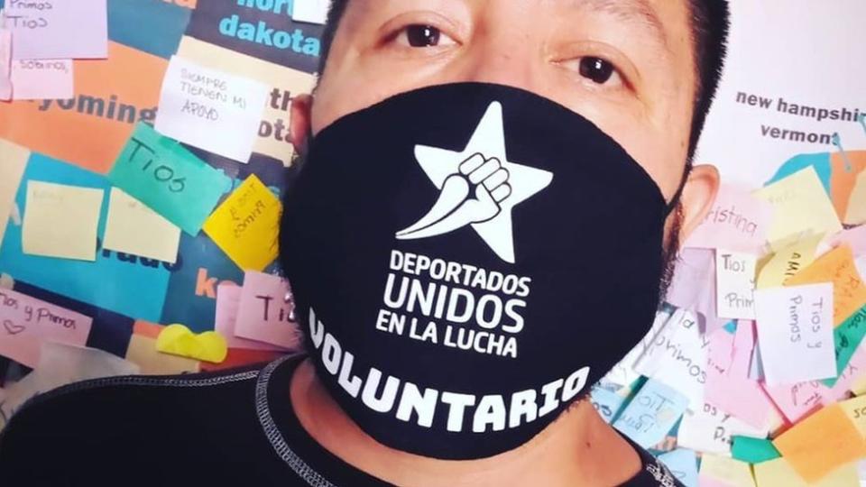 Hombre usando una mascarilla de Deportados Brand.