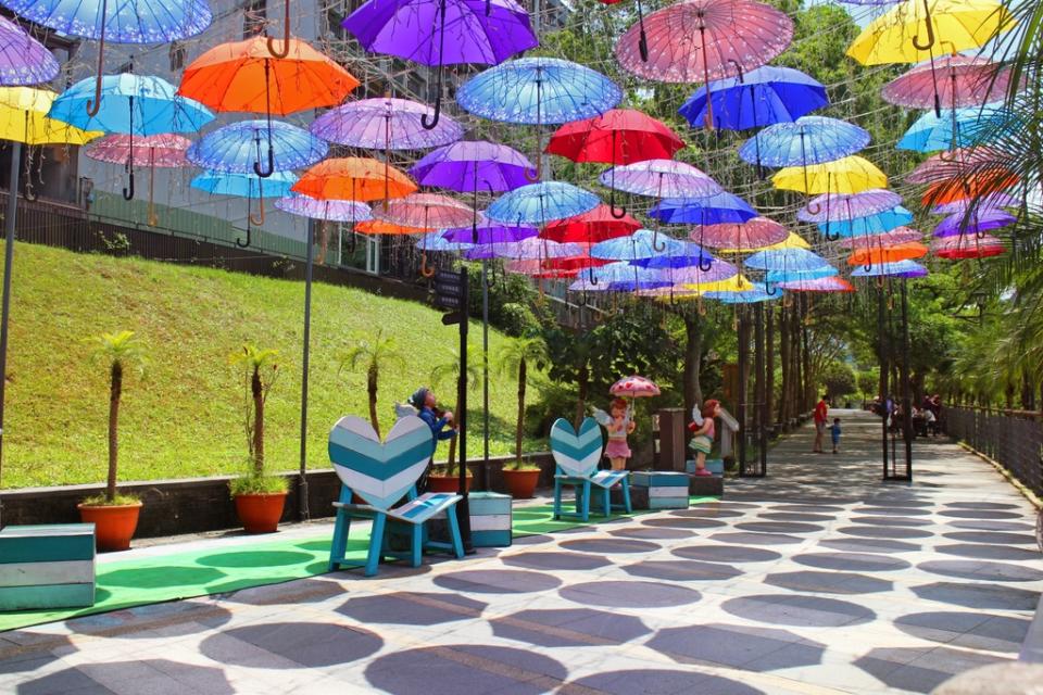 《圖說》「FUN 閃」打卡專區繽紛的雨傘和浪漫藝術裝置是情侶的最愛。〈觀旅局提供〉