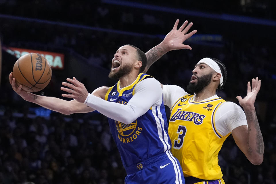 Le gardien des Golden State Warriors Stephen Curry tire alors que l'attaquant des Lakers de Los Angeles Anthony Davis défend lors du match 4 des demi-finales de la Conférence Ouest le 8 mai 2023 à Los Angeles.  (AP Photo/Marcio José Sanchez)