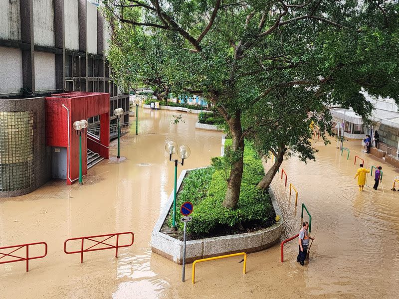 翠林邨社區會堂對出一度淹浸。  （facebook 圖片）