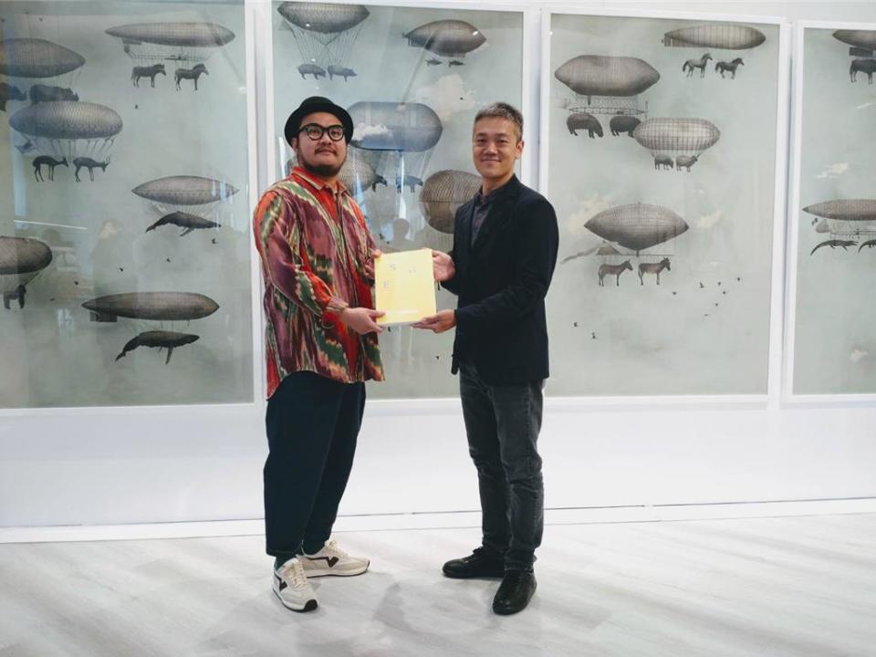 磐鈺建設總經理張立杰(右)與視覺藝術家鄒駿昇為《老派探險家》藝術展揭幕。圖／曾麗芳