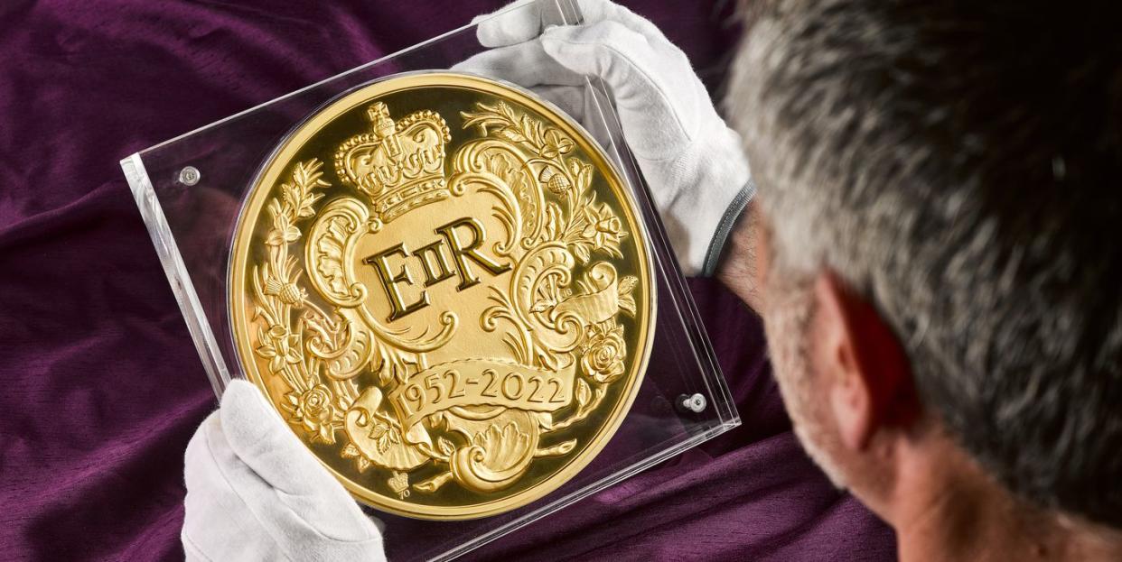 royal mint unveils largest gold coin