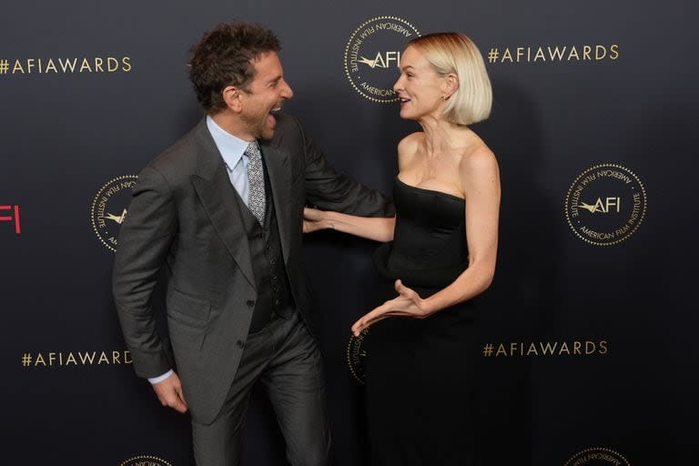 El actor estadounidense Bradley Cooper, con un elegante traje de tres piezas, junto a su colega británica Carey Mulligan