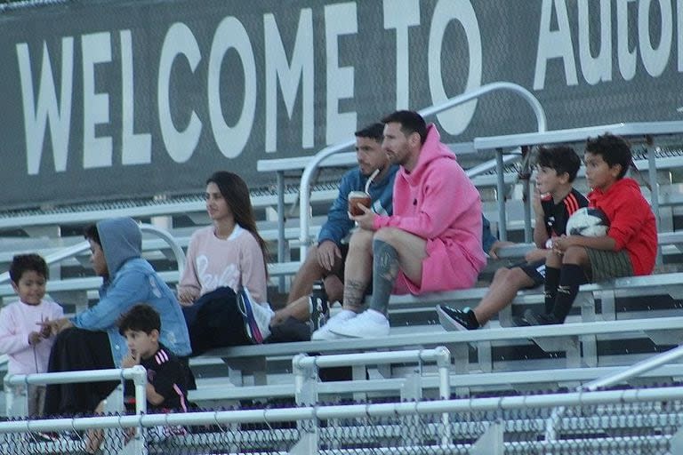 Lionel Messi, con mate en mano, presenciando un entrenamiento de su hijo Thiago