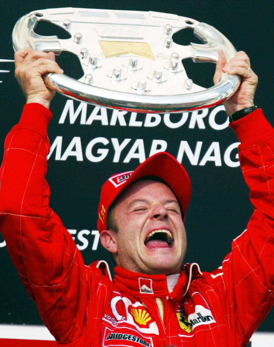 <p>Como decíamos, en Ferrari estuvo seis temporadas siempre a la sombra de Michael Schumacher, campeón en todas ellas. Aun así, Barrichello tuvo algunas opciones de brillar consiguiendo nueve victorias y finalizando segundo en los Mundiales de 2002 y 2004. (Foto: Patrick Hertzog / AFP / Getty Images).</p> 
