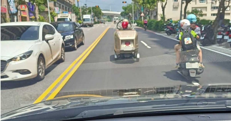 造型奇特的三輪車掀起網友熱烈討論。（圖／臉書社團「重機車友 ❘ 各區路況、天氣回報中心」）