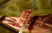 <p>Los jamones, las paletas y los embutidos están elaborados por la empresa de Guijuelo Julián Martín. Las sartas de chorizo, sin embargo, son del Grupo Palacios, que también se encarga de producir las tortillas de El Corte Inglés. (Foto: Denis Doyle / Getty Images). </p>