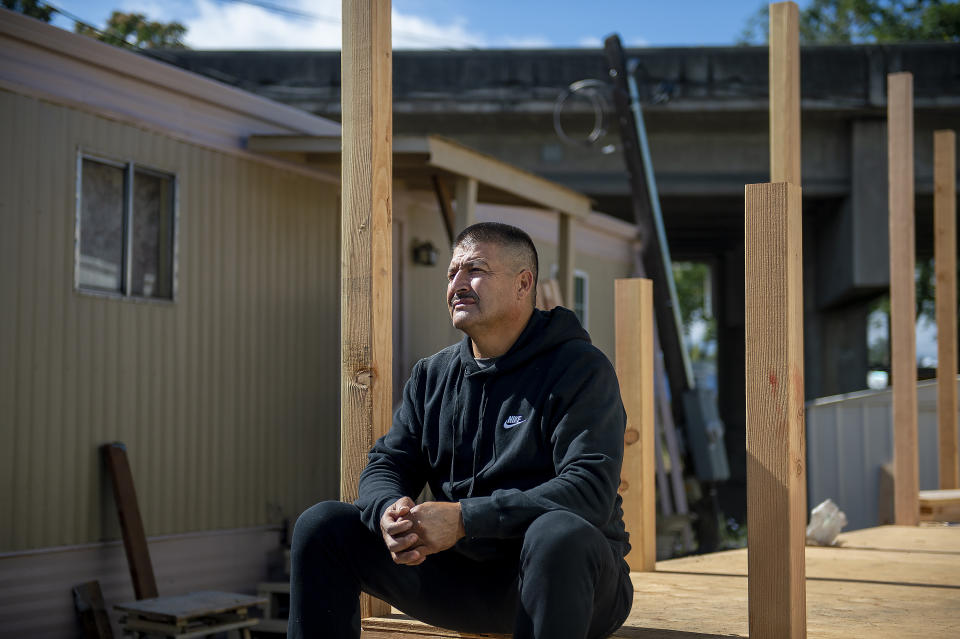 Francisco Javier Torres, quien trabaja para construir un refugio temporal después de que un incendio destruyó su casa en la localidad cercana de Phoenix, en su lugar de trabajo en Medford, Oregon, el 26 de septiembre de 2020. (Amanda Lucier/The New York Times)