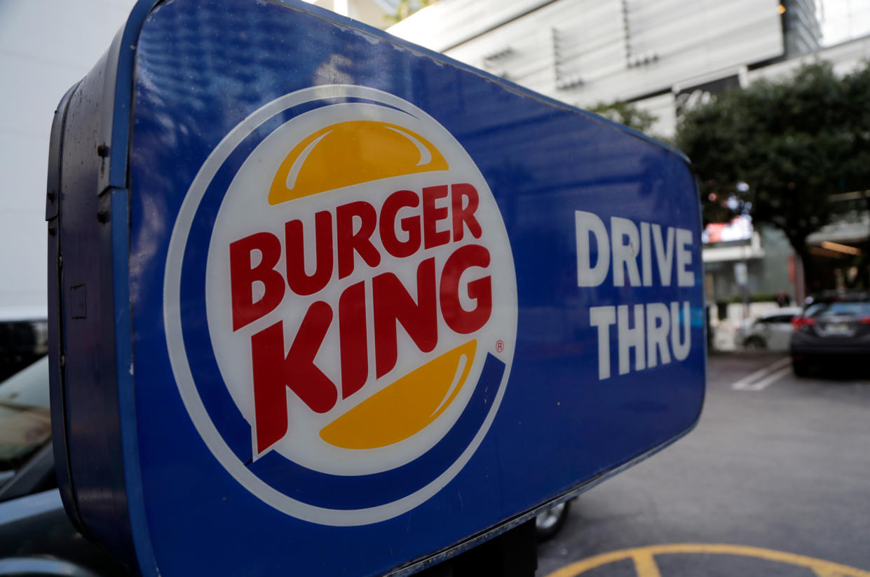 An saudi-arabischen Burger-King-Durchfahrtsschaltern erwartet Fahrerinnen aktuell eine Überraschung. (Symbolbild: AP Photo)