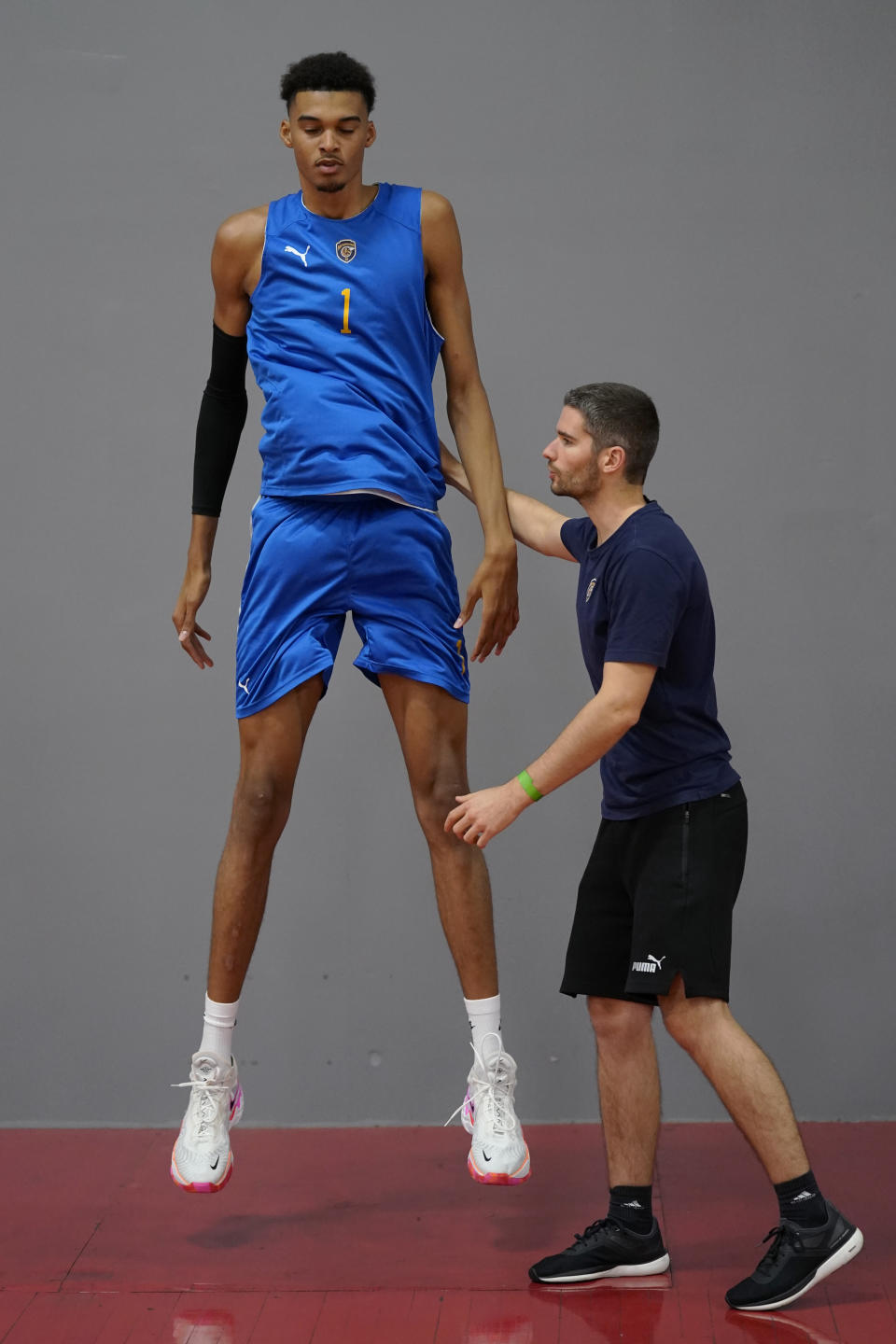 Boulogne-Levallois Metropolitans 92's Victor Wembanyama, left, works with a trainer during a team practice Monday, Oct. 3, 2022, in Las Vegas. (AP Photo/Abbie Parr)