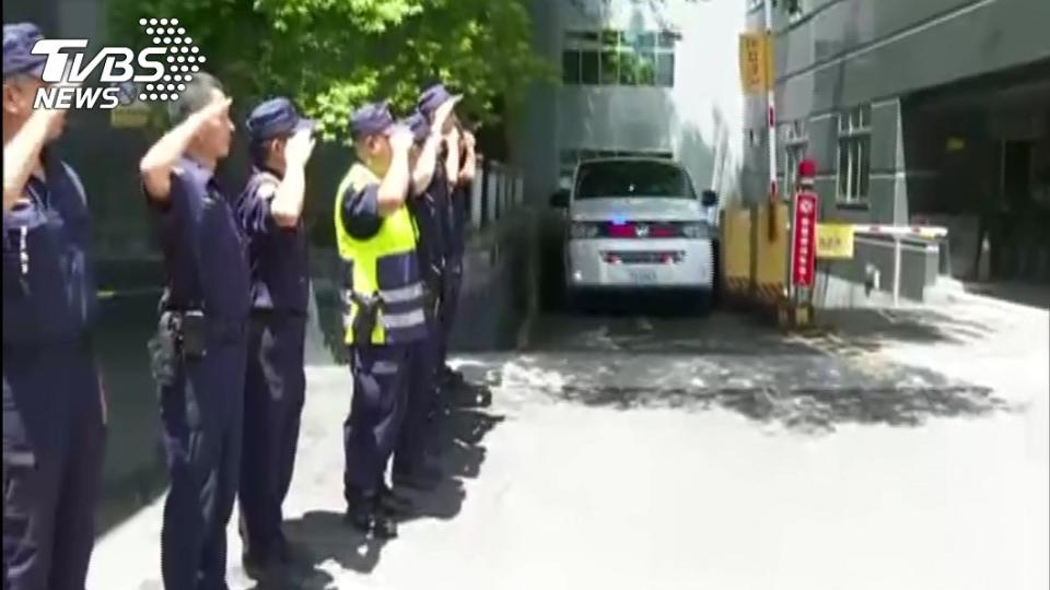 今日上午李警遺體疑往殯儀館，大批員警列隊送李警最後一程。圖／TVBS