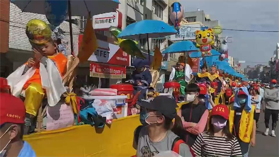 台南蜈蚣陣超霸氣！　海鮮、金飾從天而降