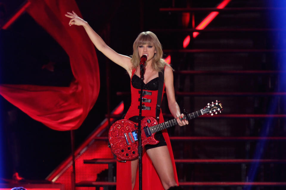 NASHVILLE, TN - JUNE 05:  Singer Taylor Swift performs during the 2013 CMT Music awards at the Bridgestone Arena on June 5, 2013 in Nashville, Tennessee.  (Photo by Taylor Hill/FilmMagic)