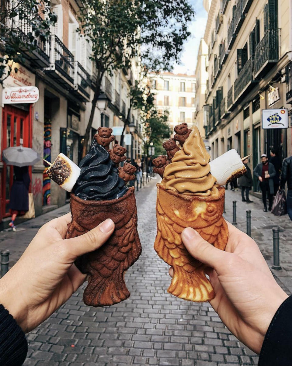 <p>Unos conos de helado con forma de pez estaban destinados a triunfar en Instagram. Los que ves en las fotos de Madrid son de La Pecera (calle Velarde,2). (Foto: Instagram / <a rel="nofollow noopener" href="https://www.instagram.com/p/BgTwAUfFGyQ/?utm_source=ig_embed&utm_campaign=embed_locale_test" target="_blank" data-ylk="slk:@francinnocenti;elm:context_link;itc:0;sec:content-canvas" class="link ">@francinnocenti</a>). </p>