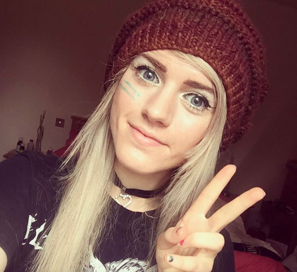 ¿Conoces a Marina Joyce? Es una celebridad británica de las redes sociales. Suele publicar tutoriales de belleza, aunque sus últimos videos han llamado la atención por un motivo muy diferente. Foto: Instagram.com/marinamew