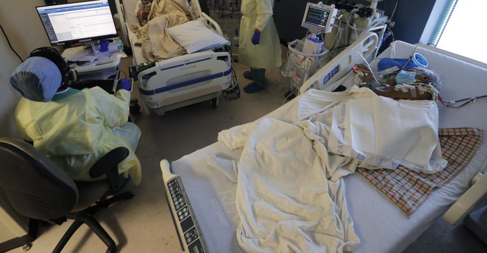 Personal médico vigilando a pacientes de COVID-19 en el hospital DHR Health, el miércoles 29 de julio de 2020 en McAllen, Texas. (AP Foto/Eric Gay)