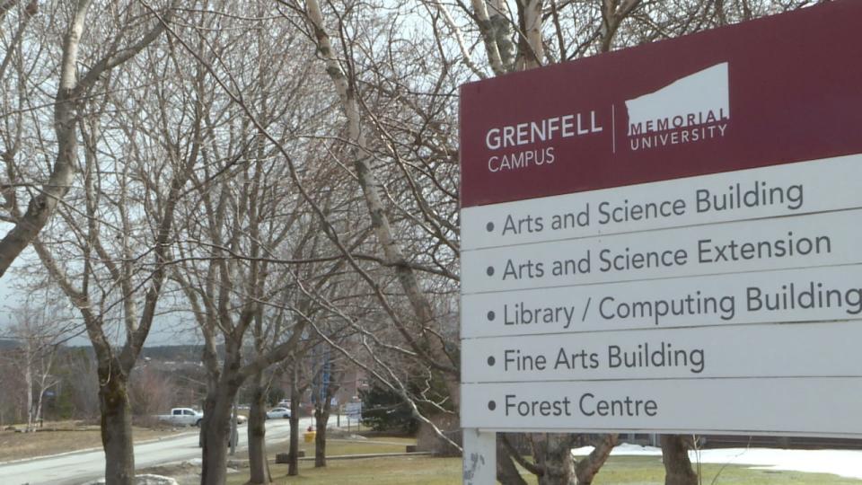 O campus Grenfell está silencioso agora, com muitos estudantes completando os preparativos para o verão.  Os serviços estudantis não serão afetados pelos cortes. 