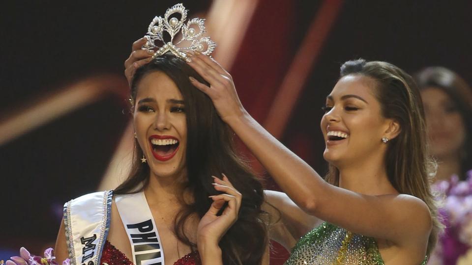 Catriona Gray (l) wurde von der Vorjahressiegerin Demi-Leigh Nel-Peters zur Siegerin gekrönt. Foto: Gemunu Amarasinghe