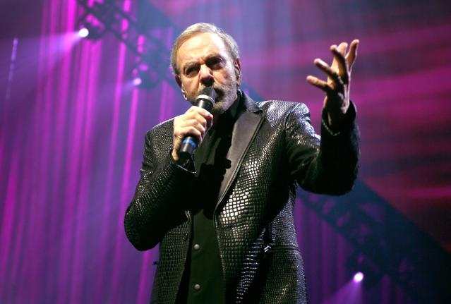 Neil Diamond announces he's retiring from touring after being diagnosed  with Parkinson's Disease - Mirror Online