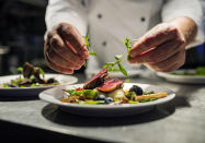 <p>La dernière décennie était friande de ces soirées exclusives où le chef d’un restaurant invitait un cuisinier ou une cuisinière, officiant souvent à l’étranger, à venir mitonner un menu à quatre mains. Demain, bilan carbone oblige, ce ne seront plus les chefs qui voyageront, mais les recettes. La preuve avec Gelinaz ! (gelinaz.com), collectif de chefs qui échangeaient autrefois leurs restaurants le temps d’un dîner, et qui, désormais, font réaliser à chaque confrère un menu imaginé par un autre aux quatre coins du monde. Une performance beaucoup plus écoresponsable.</p><br>